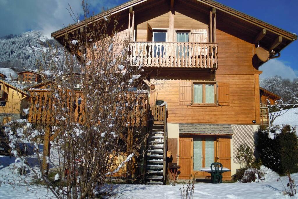 A4 km de Megève très joli studio avec jacuzzi ,vue sur les montagnes au calme Praz-sur-Arly Esterno foto