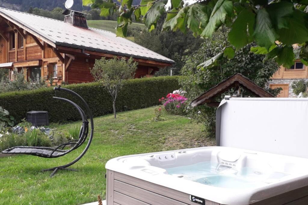 A4 km de Megève très joli studio avec jacuzzi ,vue sur les montagnes au calme Praz-sur-Arly Esterno foto