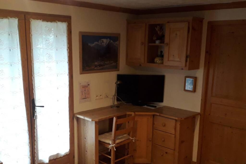 A4 km de Megève très joli studio avec jacuzzi ,vue sur les montagnes au calme Praz-sur-Arly Esterno foto