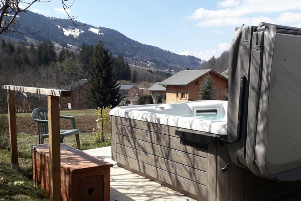 A4 km de Megève très joli studio avec jacuzzi ,vue sur les montagnes au calme Praz-sur-Arly Esterno foto