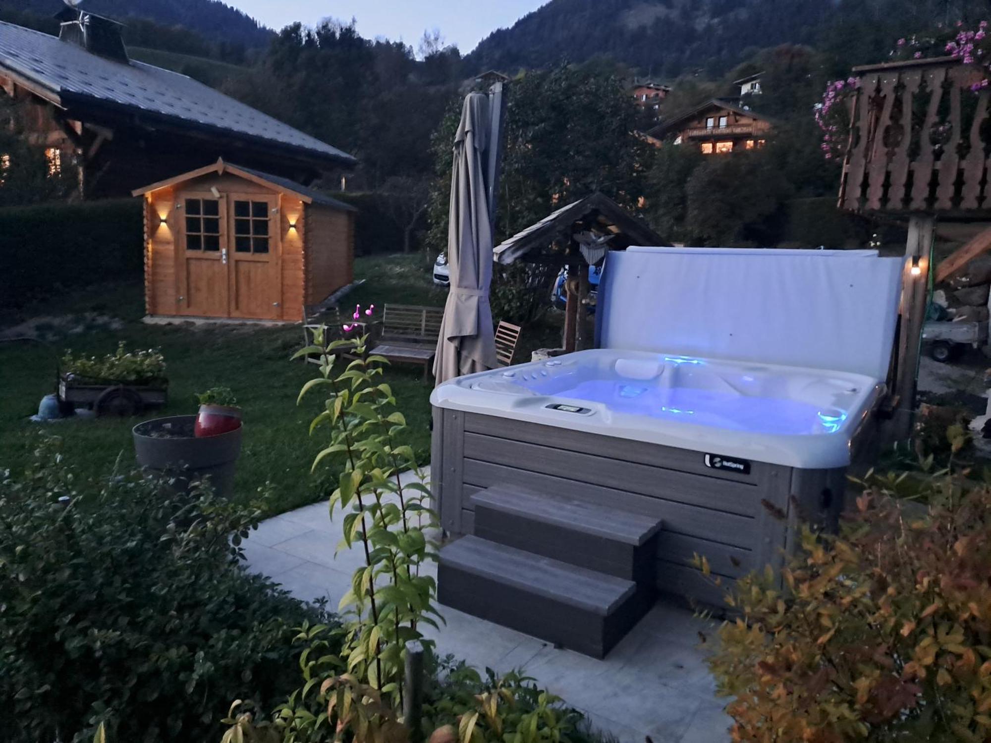 A4 km de Megève très joli studio avec jacuzzi ,vue sur les montagnes au calme Praz-sur-Arly Esterno foto